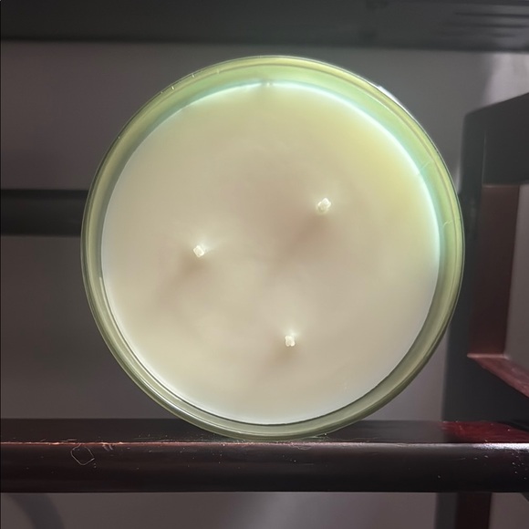 Bath & Body Works “Emily in Paris Macaron Cloud” 3 Wick Candle - Picture 2 of 3